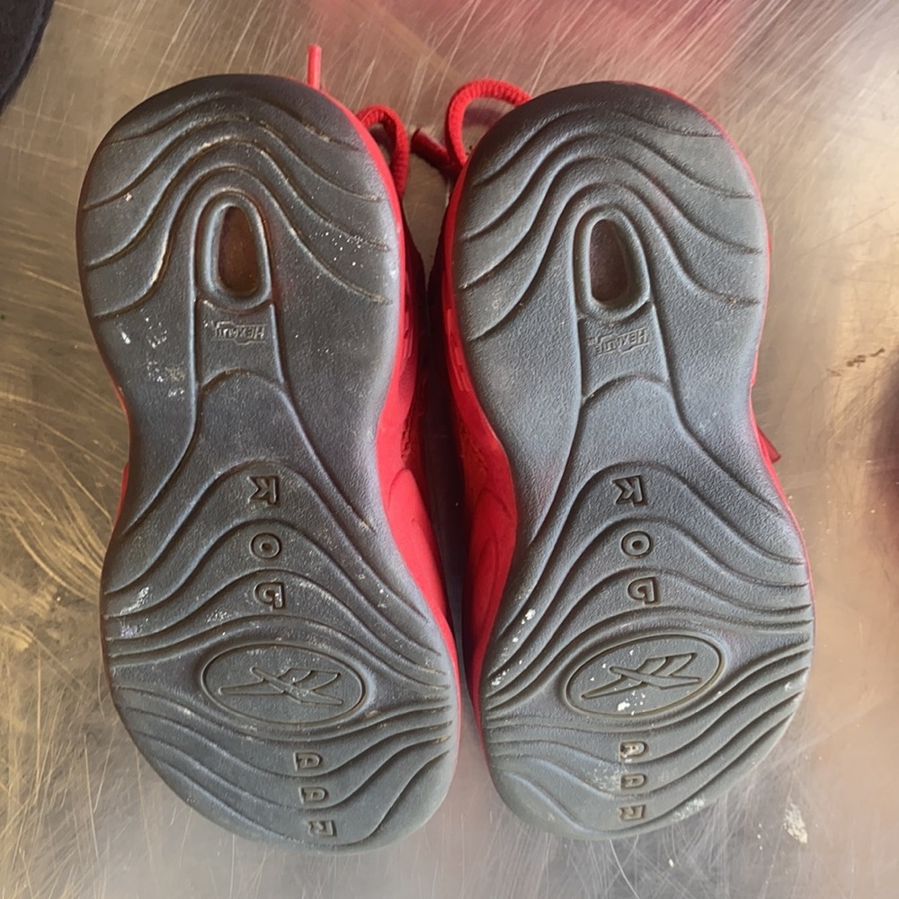 Kids 9c Red Reebok - Picture 2 of 4